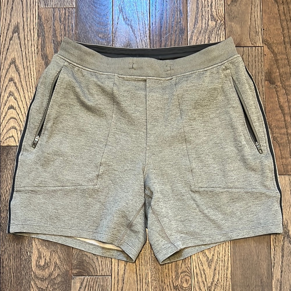 Men’s Lululemon Green Casual Shorts with Zipper Pockets Size Medium